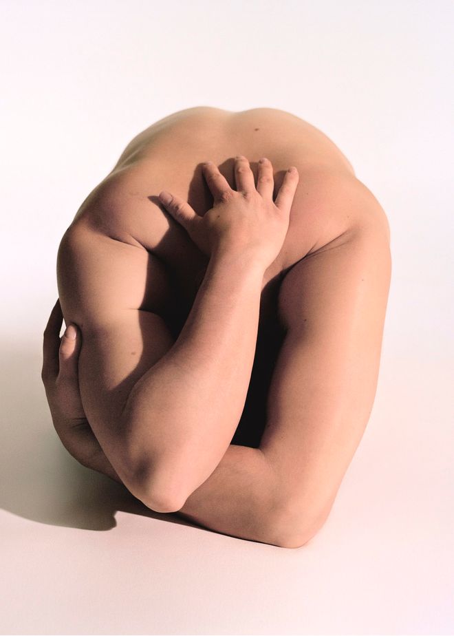 A colori, un corpo raccolto con le braccia incrociate sopra la testa.