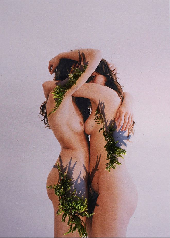 Due donne nude abbracciate, i corpi coperti in parte da muschio e felci.